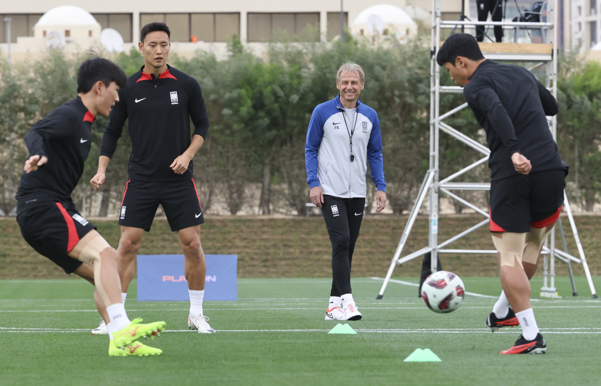 ▲대한민국 축구 국가대표팀 위르겐 클린스만 감독이 29일(현지시간) 카타르 도하 알에글라 트레이닝 센터에서 사우디아라비아와 16강전을 하루 앞두고 훈련을 지켜보고 있다.(뉴시스)