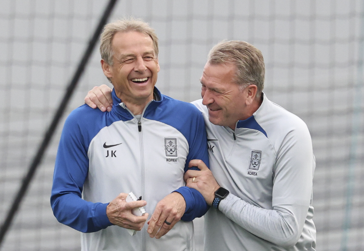 ▲대한민국 축구 국가대표팀 위르겐 클린스만 감독이 29일(현지시간) 카타르 도하 알에글라 트레이닝 센터에서 사우디아라비아와 16강전을 하루 앞두고 진행된 훈련에서 코치와 이야기를 나누고 있다.(뉴시스)