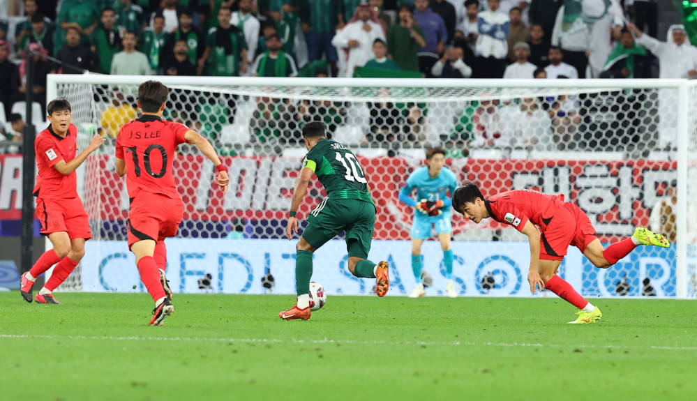 ▲30일(현지시간) 카타르 알라이얀에서 에듀케이션 시티 스타디움에서 열린 2023 아시아축구연맹(AFC) 아시안컵 16강전 한국과 사우디아라비아의 경기. 한국 김민재, 이재성, 황인범이 사우디 살렘 알다우사리를 수비하고 있다.  (연합뉴스)