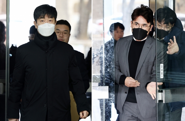 ▲배임수재 등 혐의를 받는 프로야구 KIA 타이거즈의 김종국 전 감독(왼쪽)과 장정석 전 단장이 구속 전 피의자 심문(영장심사)을 받기 위해 30일 오전 서초구 서울중앙지법으로 들어서고 있다. (연합뉴스)
