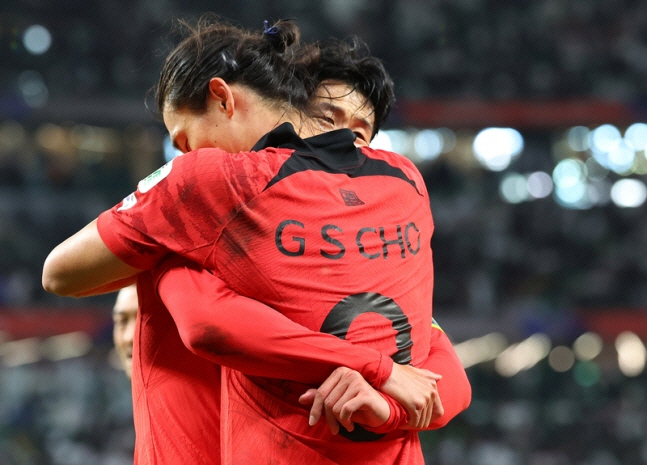 ▲30일(현지시각) 카타르 알라이얀 에듀케이션 시티 스타디움에서 열린 2023 아시아축구연맹(AFC) 아시안컵 16강전에서 후반전 종료 직전 동점골을 넣은 조규성이 손흥민과 포옹하고 있다. 출처=연합뉴스