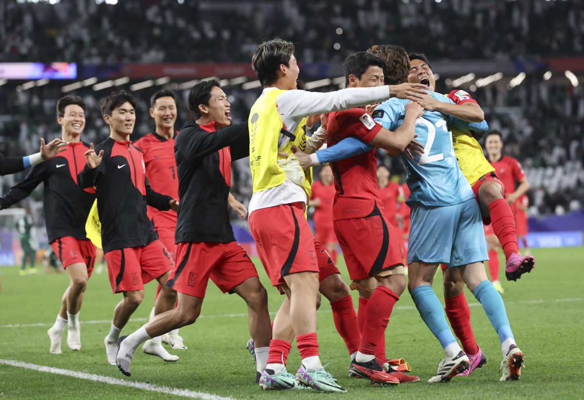 ▲30일(현지시각) 카타르 알라이얀 에듀케이션 시티 스타디움에서 열린 아시아축구연맹(AFC) 2023 카타르 아시안컵 16강전 사우디아라비아 대 대한민국의 경기 승부차기에서 대한민국이 4:2로 승리를 거뒀다. 대한민국 축구 대표팀 선수들이 기뻐하고 있다. 뉴시스