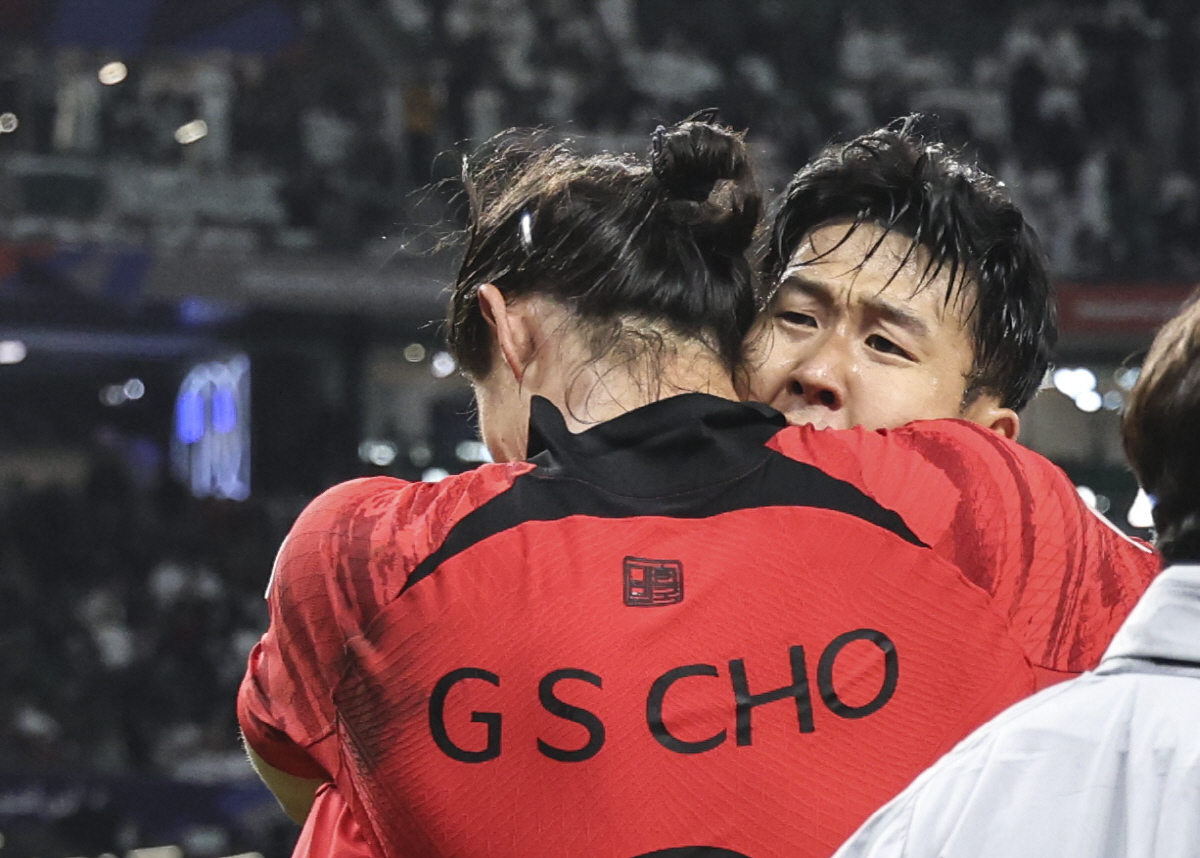 ▲30일(현지시각) 카타르 알라이얀 에듀케이션 시티 스타디움에서 열린 아시아축구연맹(AFC) 2023 카타르 아시안컵 16강전 사우디아라비아 대 대한민국의 경기, 후반 조규성이 동점골을 넣고 손흥민과 기뻐하고 있다. 뉴시스