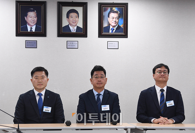 ▲더불어민주당 공직선거후보자추천관리위원회가 31일 서울 여의도 중앙당사에서 제22대 국회의원선거 후보자 면접을 실시한 가운데 울산 동구을 김종환(왼쪽부터), 김태선, 황명필 예비 후보가 면접을 기다리고 있다. 고이란 기자 photoeran@