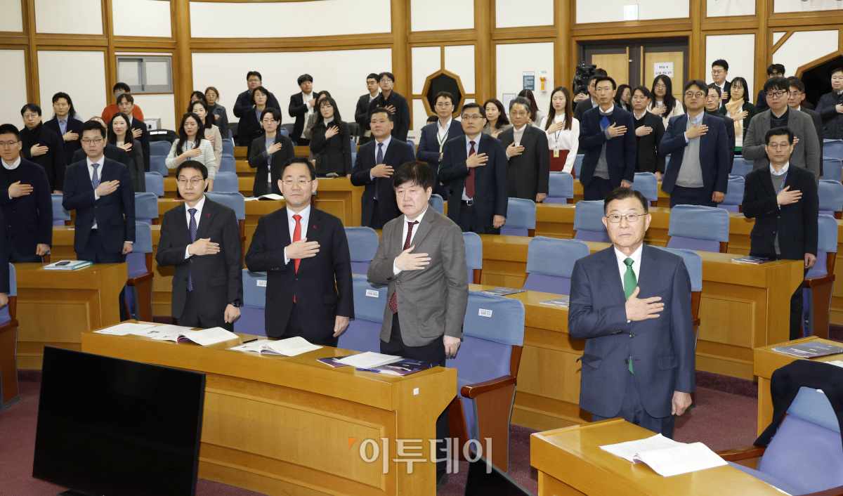 ▲주호영 국회 연금개혁 특별위원회 위원장과 김상균 공론화위원회 위원장 등 참석자들이 31일 서울 여의도 국회의원회관에서 열린 연금개혁 공론화위원회 출범식에서 국민의례를 하고 있다. 조현호 기자 hyunho@