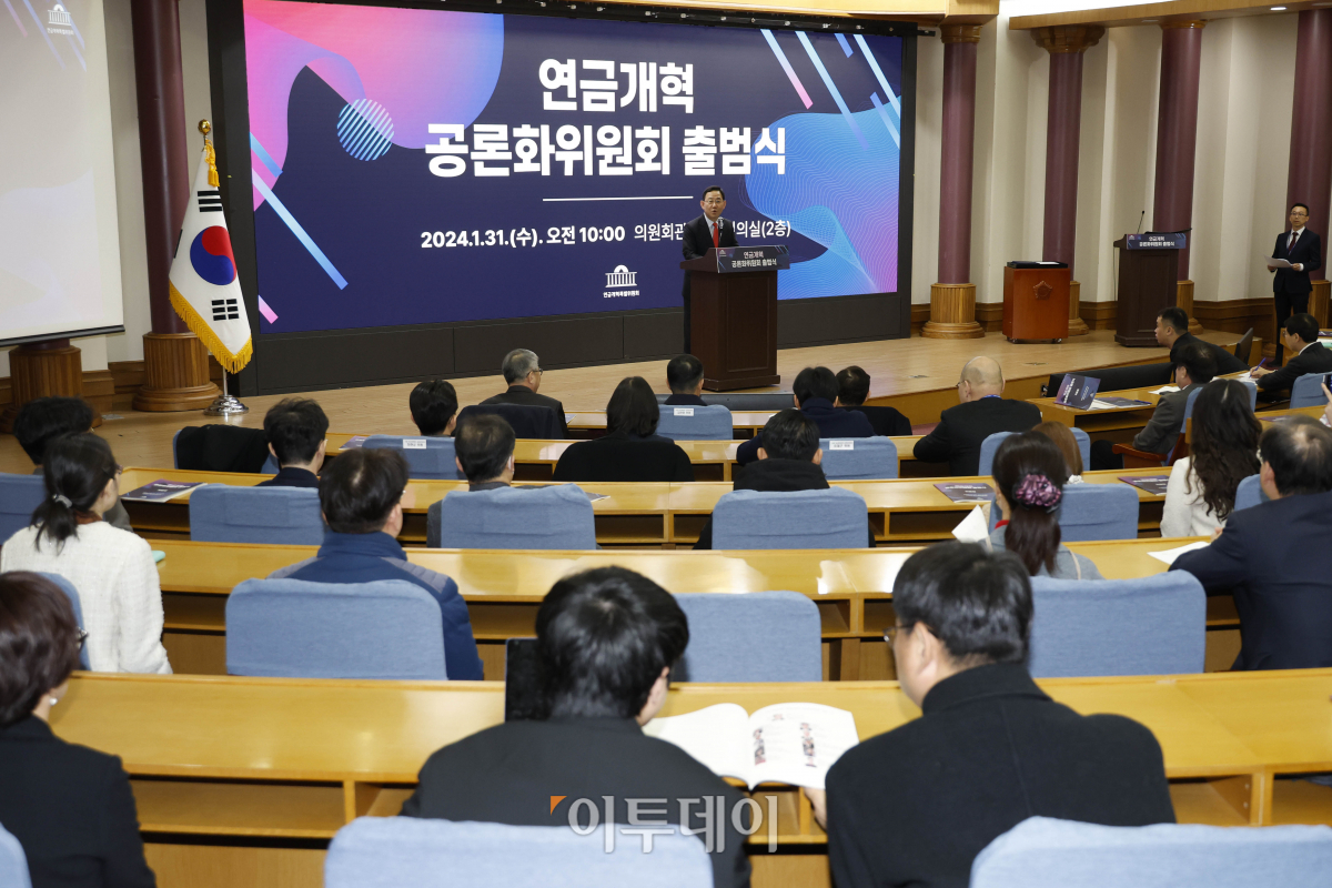 ▲주호영 국회 연금개혁 특별위원회 위원장이 31일 서울 여의도 국회의원회관에서 열린 연금개혁 공론화위원회 출범식에서 인사말을 하고 있다. 조현호 기자 hyunho@