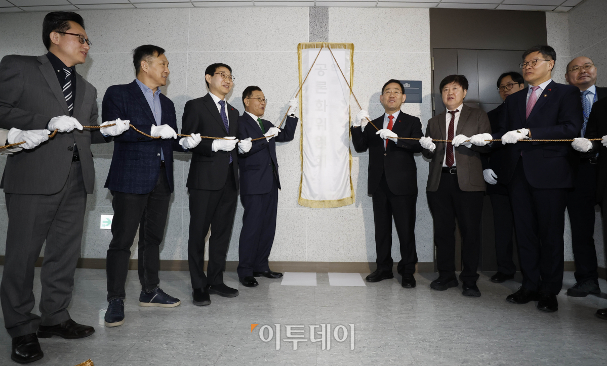 ▲주호영 국회 연금개혁 특별위원회 위원장, 김상균 공론화위원회 위원장, 연금개혁 특별위원회 여야 간사인 유경준, 김성주 의원 등 참석자들이 31일 오전 서울 여의도 국회의원회관에서 열린 연금개혁 공론화위원회 현판식에서 기념촬영을 하고 있다. 조현호 기자 hyunho@