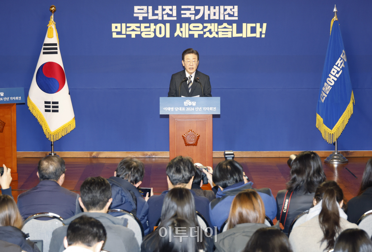 ▲이재명 더불어민주당 대표가 31일 서울 여의도 국회 사랑재에서 열린 당대표 2024 신년 기자회견을 하고 있다. 조현호 기자 hyunho@