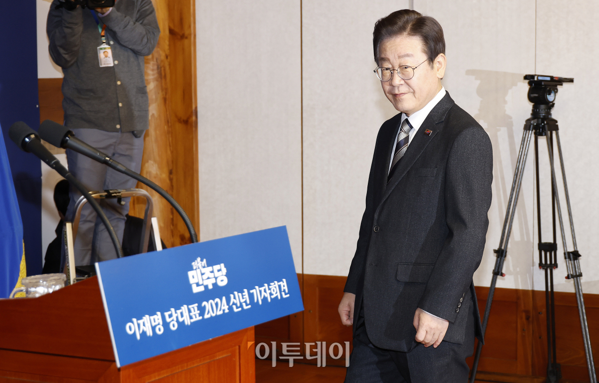 ▲이재명 더불어민주당 대표가 31일 서울 여의도 국회 사랑재에서 열린 당대표 2024 신년 기자회견에 참석하고 있다. 조현호 기자 hyunho@