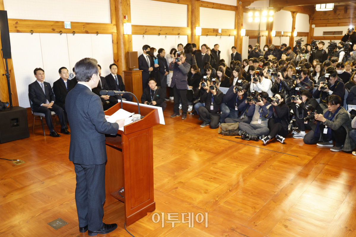 ▲이재명 더불어민주당 대표가 31일 서울 여의도 국회 사랑재에서 열린 당대표 2024 신년 기자회견을 하고 있다. 조현호 기자 hyunho@