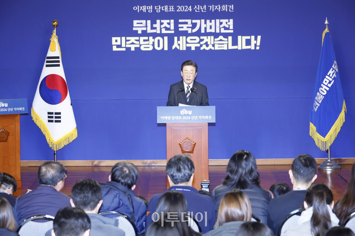 ▲이재명 더불어민주당 대표가 31일 서울 여의도 국회 사랑재에서 열린 당대표 2024 신년 기자회견을 하고 있다. 조현호 기자 hyunho@