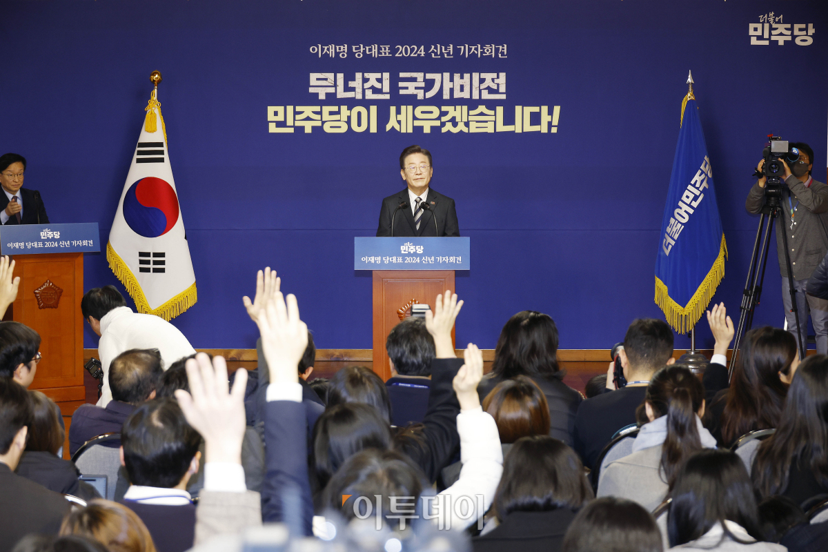 ▲이재명 더불어민주당 대표가 31일 서울 여의도 국회 사랑재에서 열린 당대표 2024 신년 기자회견에서 취재진의 질문을 받고 있다. 조현호 기자 hyunho@