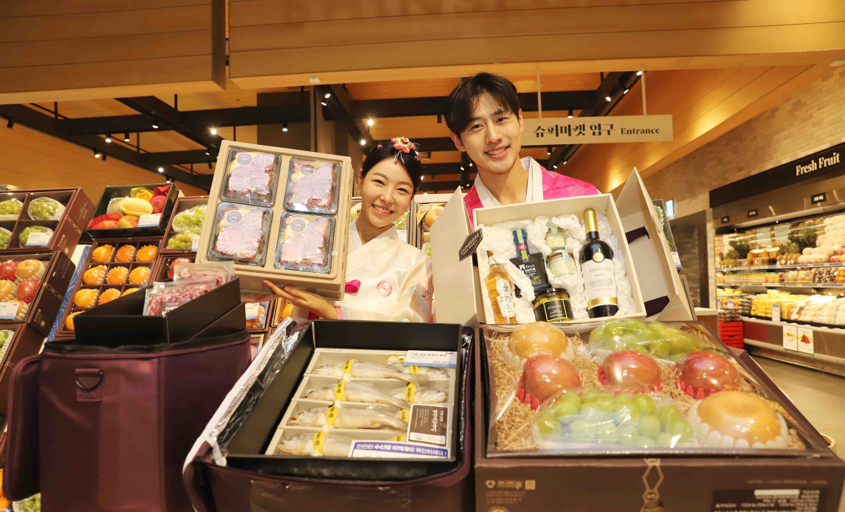 ▲모델이 31일 서울 중구 신세계백화점 본점 지하 1층 설 본판매 매장에서 친환경 패키지가 적용된 설 선물세트를 소개하고 있다. (사진제공=신세계백화점)