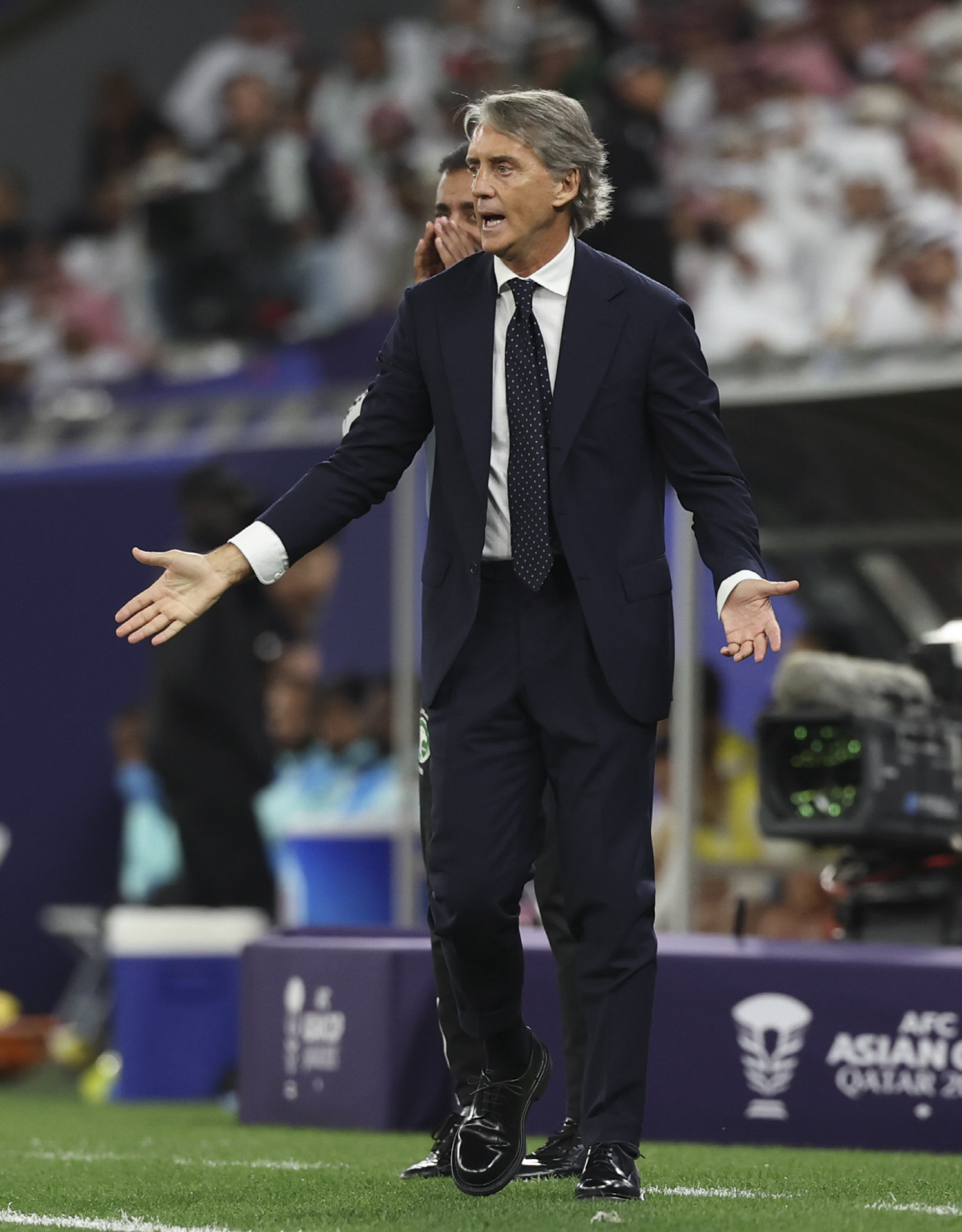 ▲30일(현지시간) 카타르 알라이얀 에듀케이션 시티 스타디움에서 열린 아시아축구연맹(AFC) 2023 카타르 아시안컵 16강전 사우디아라비아 대 대한민국의 경기, 전반 사우디아라비아 대표팀 로베르토 만치니 감독이 전술지시를 하고 있다.(뉴시스)
