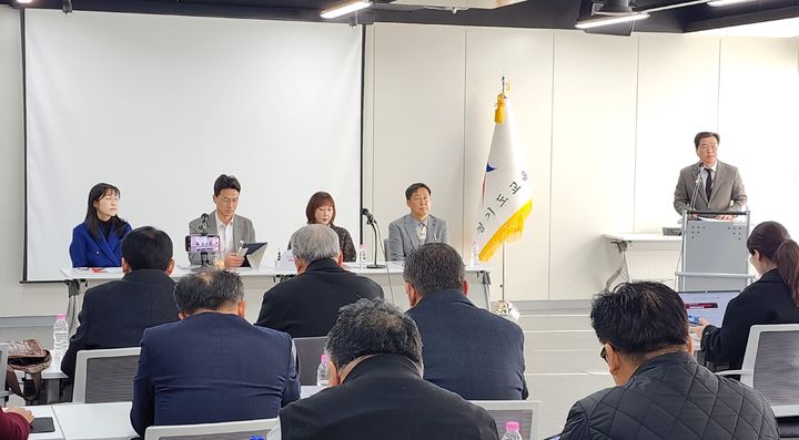 ▲ 31일 경기도교육청 남부청사에서 서혜정 정책기획관이 언론브리핑을 열고 정책제안 플랫폼인 'e정책장터'를 오는 2일부터 운영에 들어간다고 발표하고 있다. (경기도교육청)