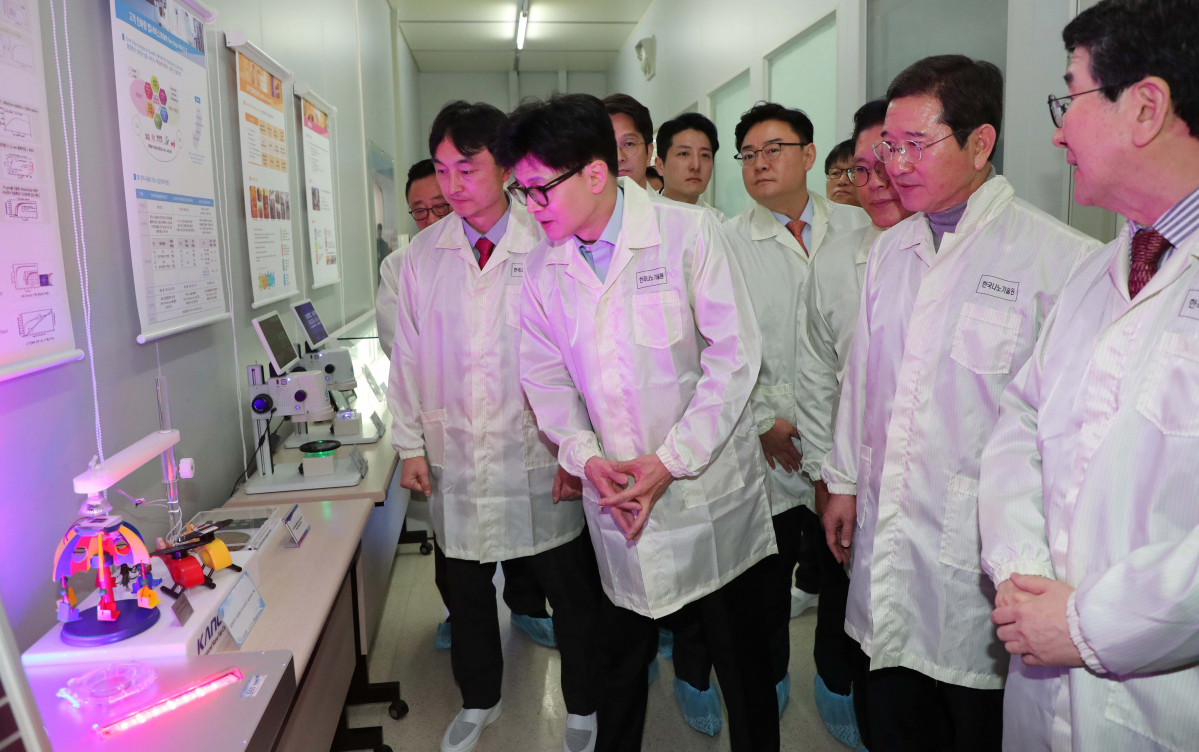 ▲한동훈 국민의힘 비상대책위원장이 31일 경기 수원시 한국나노기술원에서 열린 반도체 산업 현장 간담회에 앞서 연구 현장을 둘러보고 있다. 신태현 기자 holjjak@