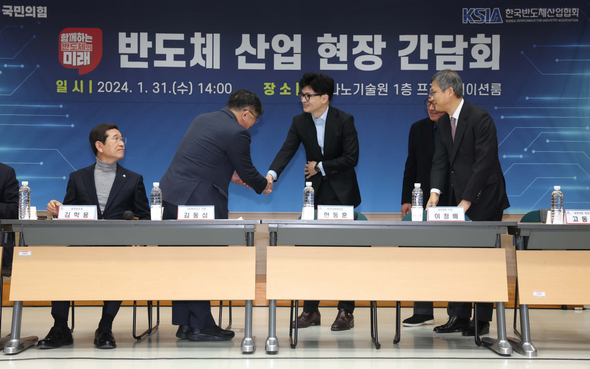▲한동훈(오른쪽) 국민의힘 비상대책위원장이 31일 경기 수원시 한국나노기술원에서 열린 반도체 산업 현장 간담회에 앞서 김동섭 SK하이닉스 사장 등 참석자들과 인사하고 있다. 신태현 기자 holjjak@