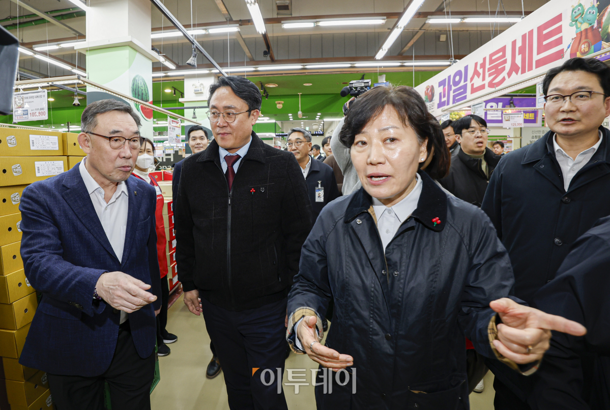 ▲송미령(오른쪽 두번째) 농림축산식품부 장관과 강도형(오른쪽 세번째) 해양수산부 장관이 31일 오후 서울 서초구 농협 하나로마트 양재점을 방문해 설 성수품 수급상황 현장점검을 하고 있다. 조현호 기자 hyunho@