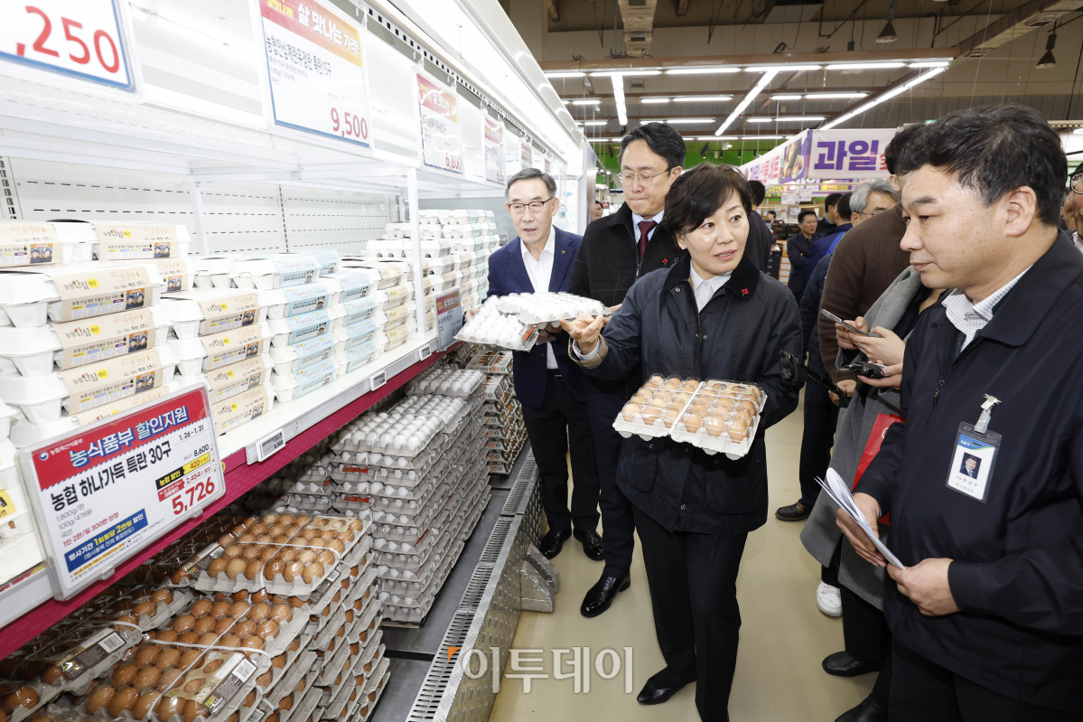 ▲송미령(오른쪽 두번째) 농림축산식품부 장관과 강도형(오른쪽 세번째) 해양수산부 장관이 31일 오후 서울 서초구 농협 하나로마트 양재점을 방문해 설 성수품 수급상황 현장점검을 하고 있다. 조현호 기자 hyunho@