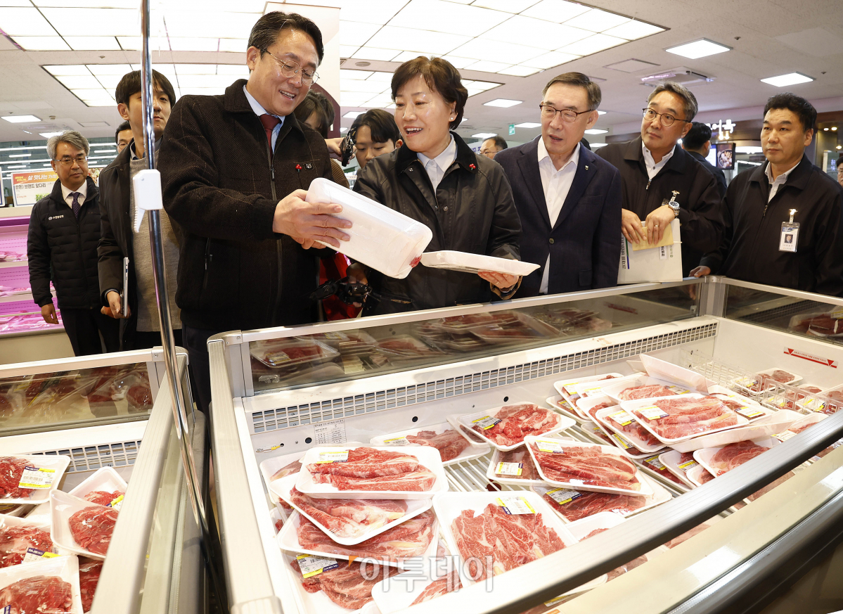 ▲송미령(왼쪽 두번째) 농림축산식품부 장관과 강도형(왼쪽) 해양수산부 장관이 31일 오후 서울 서초구 농협 하나로마트 양재점을 방문해 설 성수품 수급상황 현장점검을 하고 있다. 조현호 기자 hyunho@