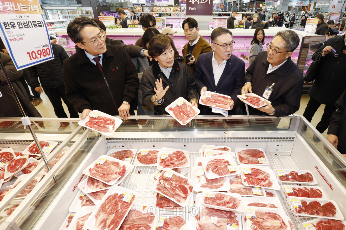 ▲송미령(왼쪽 두번째) 농림축산식품부 장관과 강도형(왼쪽) 해양수산부 장관이 31일 오후 서울 서초구 농협 하나로마트 양재점을 방문해 설 성수품 수급상황 현장점검을 하고 있다. 조현호 기자 hyunho@