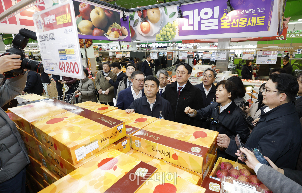 ▲송미령 농림축산식품부 장관과 강도형 해양수산부 장관이 31일 오후 서울 서초구 농협 하나로마트 양재점을 방문해 설 성수품 수급상황 현장점검을 하고 있다. 조현호 기자 hyunho@