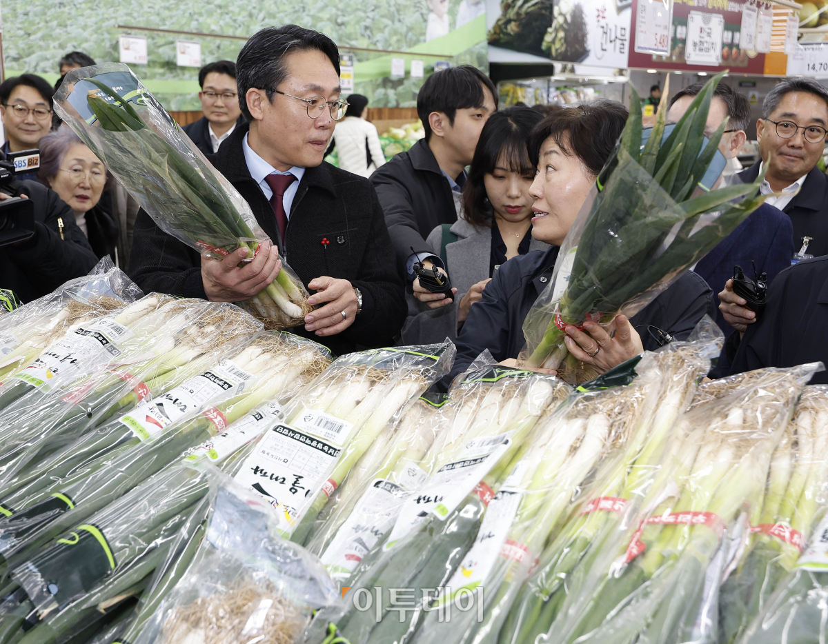 ▲송미령(오른쪽) 농림축산식품부 장관과 강도형 해양수산부 장관이 31일 오후 서울 서초구 농협 하나로마트 양재점을 방문해 설 성수품 수급상황 현장점검을 하고 있다. 조현호 기자 hyunho@