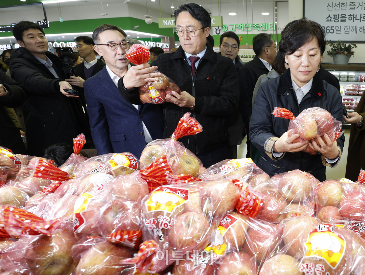 ▲송미령(오른쪽) 농림축산식품부 장관과 강도형(가운데) 해양수산부 장관이 31일 오후 서울 서초구 농협 하나로마트 양재점을 방문해 설 성수품 수급상황 현장점검을 하고 있다. 조현호 기자 hyunho@