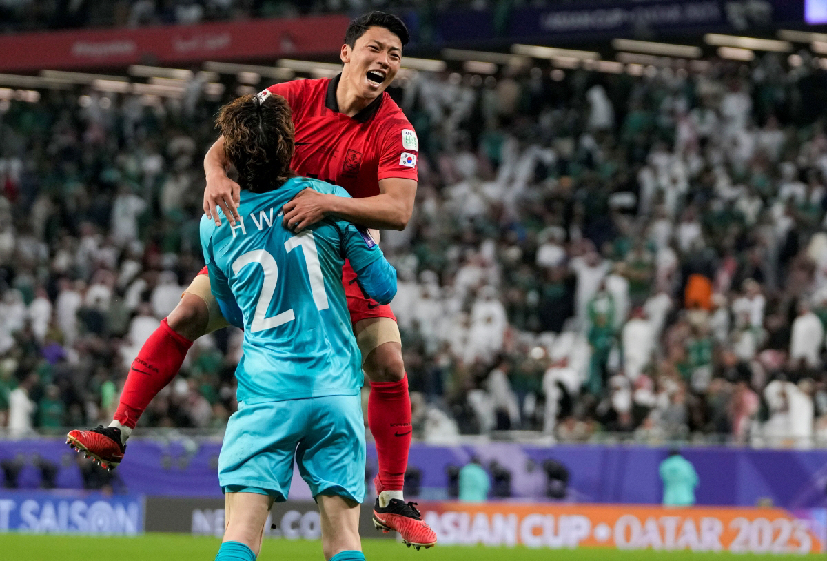 ▲대한민국 골키퍼 조현우(왼쪽)와 마지막 키커 황희찬이 30일(현지시간) 카타르 알라이얀의 에듀케이션 시티 스타디움에서 열린 2023 아시아축구연맹(AFC) 카타르 아시안컵 16강전 사우디와의 경기 승부차기를 마친 후 얼싸안고 환호하고 있다. 연장까지 1-1로 비긴 한국이 사우디를 승부차기 끝 4-2로 물리치고 힘겹게 8강에 올랐다. (AP/뉴시스)