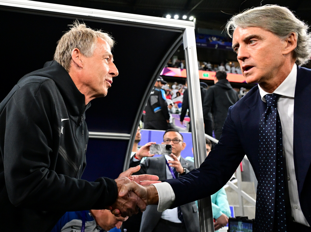 ▲31일(한국시간) 카타르 알라이얀에서 에듀케이션 시티 스타디움에서 열린 2023 아시아축구연맹(AFC) 아시안컵 16강전 한국과 사우디아라비아의 경기 시작에 앞서 대표팀 위르겐 클린스만 감독과 사우디 로베르토 만치니 감독이 인사를 하고 있다. (뉴시스)