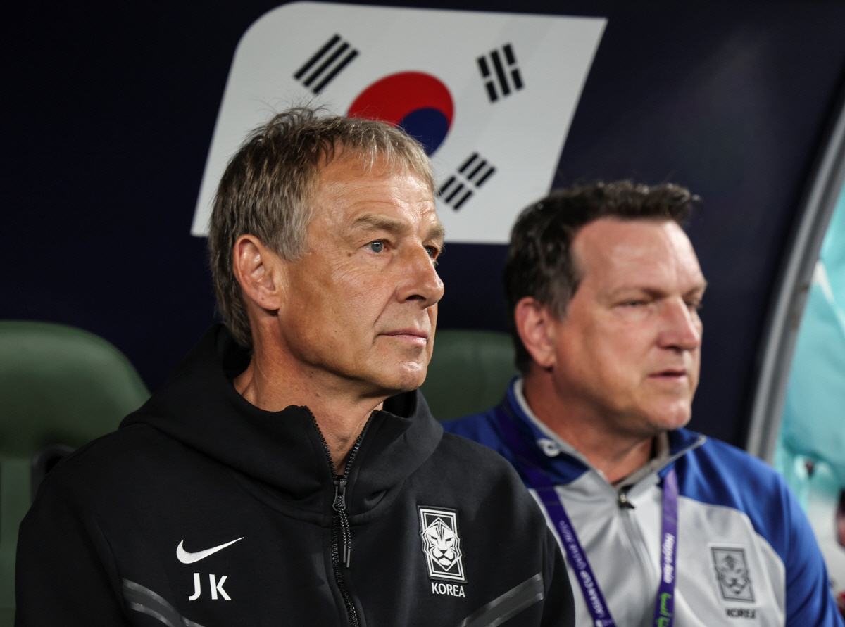 ▲대한민국 축구 대표팀 위르겐 클린스만 감독이 30일(현지시각) 카타르 알라이얀 에듀케이션 시티 스타디움에서 열린 아시아축구연맹(AFC) 2023 카타르 아시안컵 16강전 사우디아라비아 대 대한민국의 경기 시작 전 경기장을 바라보고 있다. (뉴시스)
