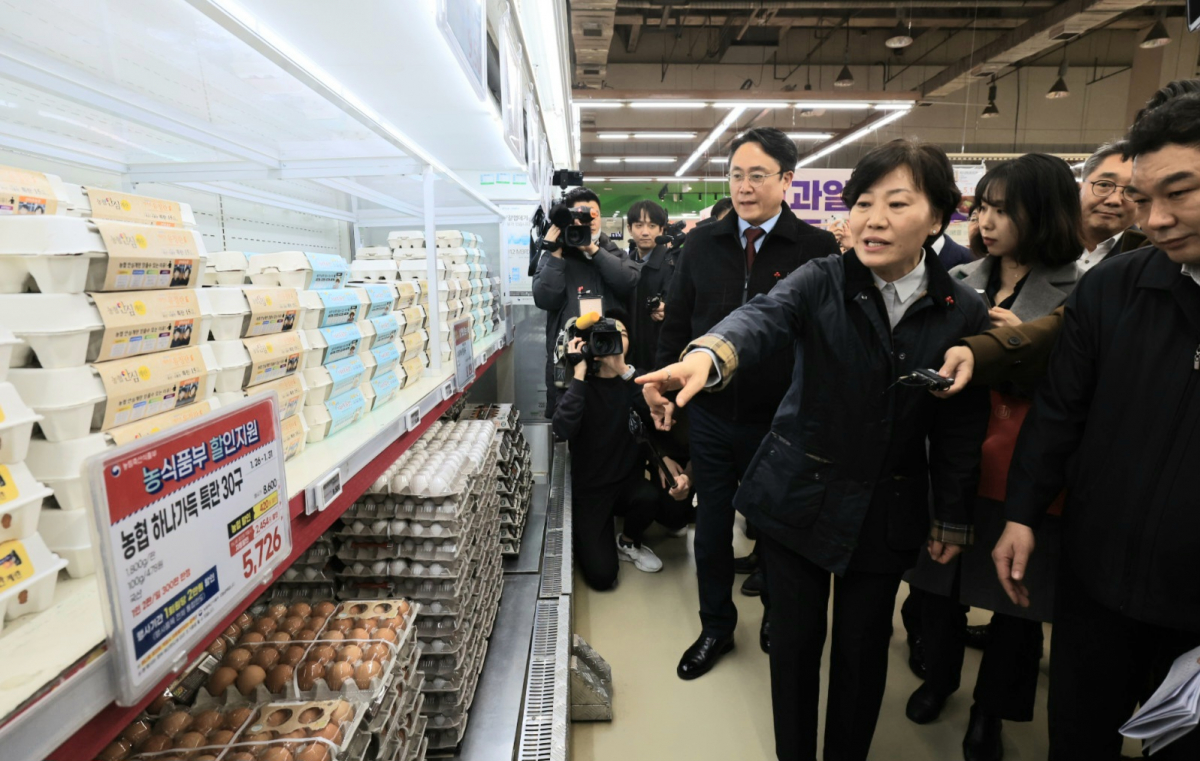 ▲송미령 농림축산식품부 장관(오른쪽)과 강도형 해양수산부 장관이 31일 서울 양재동 하나로마트를 찾아 설 성수품 수급 상황을 점검하고 있다. (사진제공=농림축산식품부)