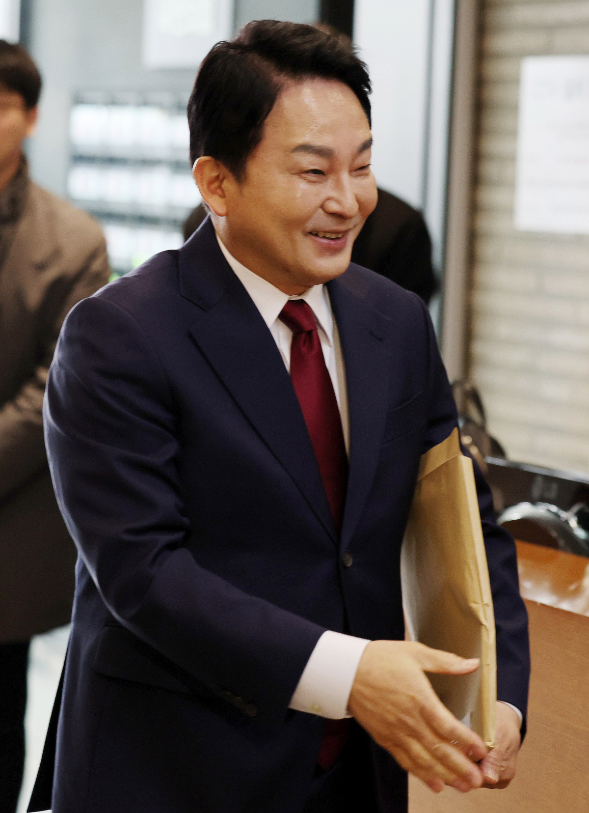 ▲[서울=뉴시스] 추상철 기자 = 원희룡 전 국토교통부 장관이 31일 오후 제22대 국회의원 선거 공직후보자 추천신청서 제출을 위해 서울 여의도 국민의힘 당사로 들어서고 있다. 2024.01.31. scchoo@newsis.com