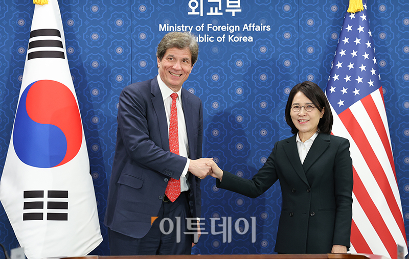 ▲강인선(오른쪽) 외교부 제2차관과 호세 페르난데스 미국 국무부 경제성장·에너지·환경 담당 차관이 31일 서울 종로구 외교부 청사에서 열린 제8차 한미 고위급 경제협의회 회의에 앞서 악수하고 있다. 고이란 기자 photoeran@