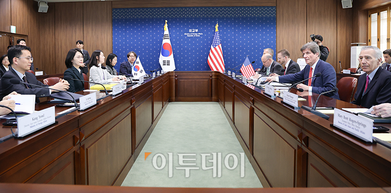 ▲강인선(왼쪽 두번째) 외교부 제2차관과 호세 페르난데스(오른쪽 두번째) 미국 국무부 경제성장·에너지·환경 담당 차관이 31일 서울 종로구 외교부 청사에서 열린 제8차 한미 고위급 경제협의회 회의에 참석하고 있다. 고이란 기자 photoeran@