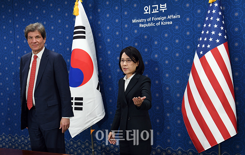 ▲강인선(오른쪽) 외교부 제2차관이 31일 서울 종로구 외교부 청사에서 열린 제8차 한미 고위급 경제협의회 회의에서 호세 페르난데스 미국 국무부 경제성장·에너지·환경 담당 차관에게 자리를 안내하고 있다. 고이란 기자 photoeran@