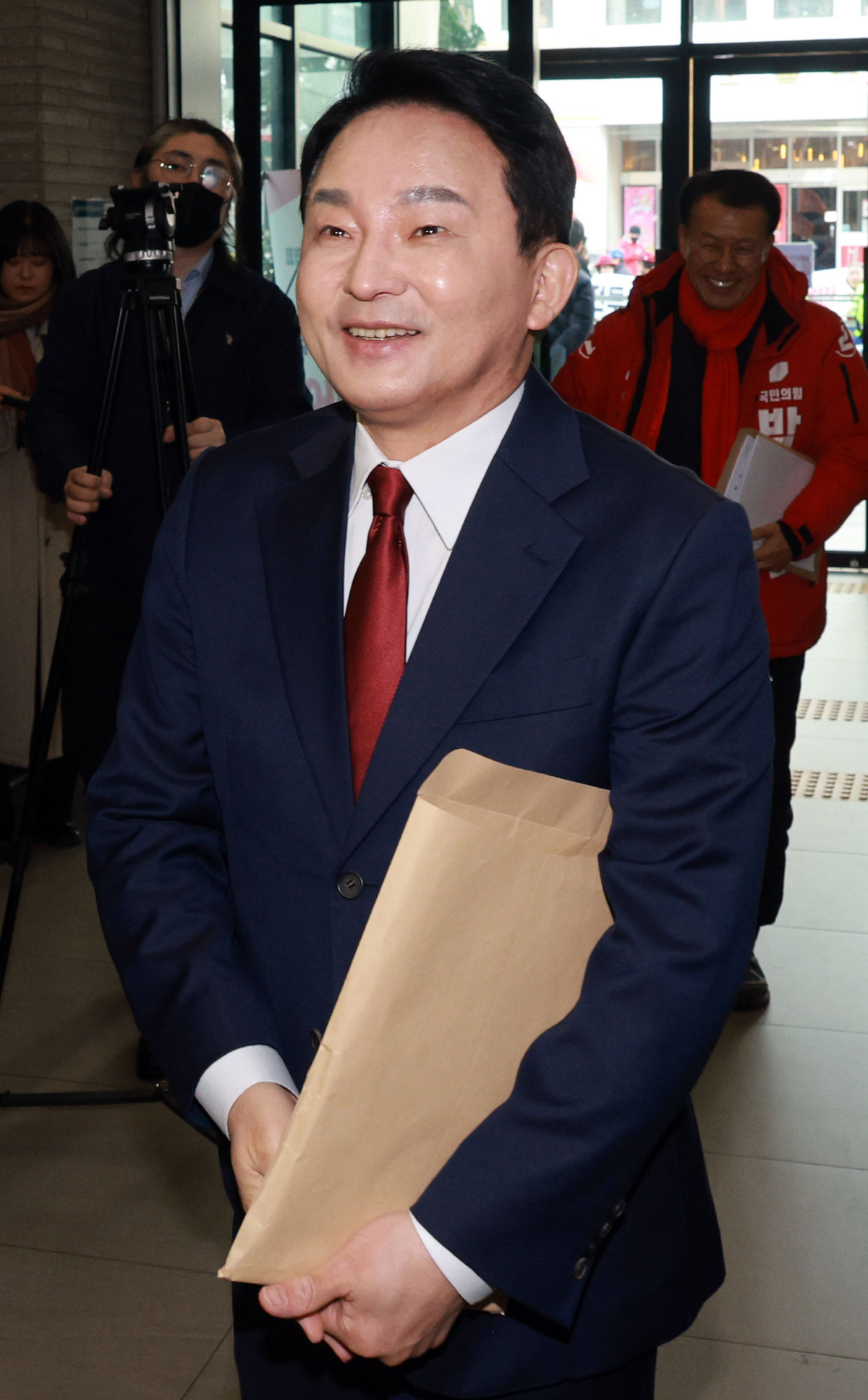 ▲원희룡 전 국토교통부 장관이 31일 오후 제22대 국회의원 선거 공직후보자 추천신청서 제출을 위해 서울 여의도 국민의힘 당사로 들어서고 있다. 연합뉴스
