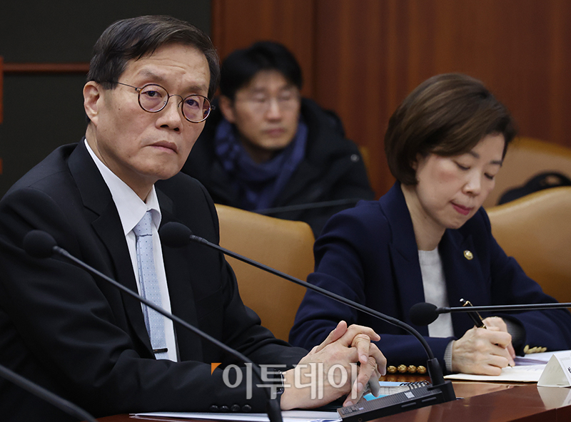 ▲이창용(왼쪽) 한국은행 총재가 31일 서울 종로구 정부서울청사에서 열린 국정현안관계장관회의에 참석하고 있다. 고이란 기자 photoeran@