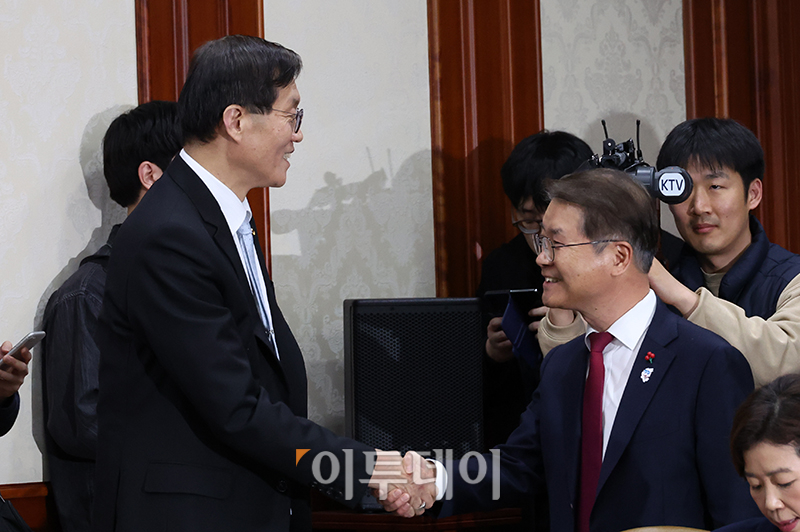 ▲이창용(왼쪽) 한국은행 총재와 이정식 고용노동부 장관이 31일 서울 종로구 정부서울청사에서 열린 국정현안관계장관회의에서 악수하고 있다. 고이란 기자 photoeran@