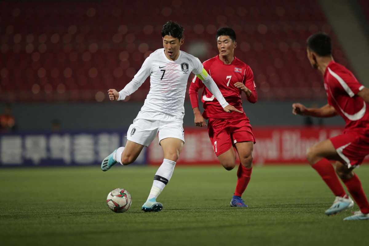 ▲2019년 10월 15일 북한 평양 김일성경기장에서 열린 2022년 카타르 월드컵 아시아 예선 한국과 북한의 경기, 한국 손흥민이 북한 한광성 앞으로 질주하고 있다. (사진제공=대한축구협회)
