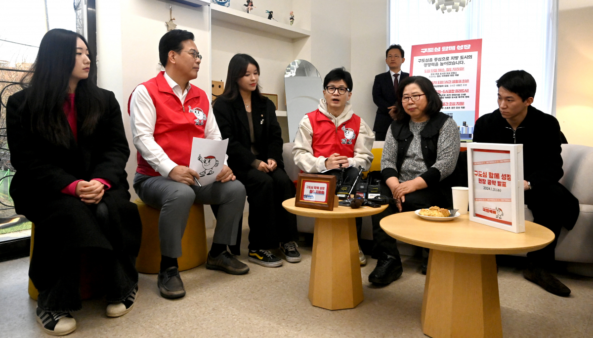 ▲한동훈 국민의힘 비상대책위원장이 31일 경기 수원시 천천동의 한 카페에서 열린 ‘구도심과 함께 성장’ 공약 발표 행사에서 주민들과 간담회를 갖고 있다. 신태현 기자 holjjak@