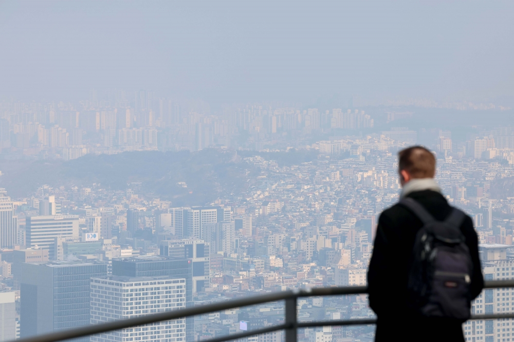 ▲중국발 스모그가 유입되면서 서쪽 지방을 중심으로 초미세먼지 농도가 ‘나쁨’ 수준을 보인 10일 서울 남산에서 바라본 도심이 뿌옇다. 신태현 기자 holjjak@ (이투데이DB)
