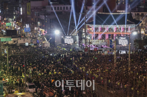 ▲2023년 마지막 날인 31일 오후 서울 종로구 보신각에서 열리는 제야의 종 타종행사를 시민들이 기다리고 있다. 사진공동취재단