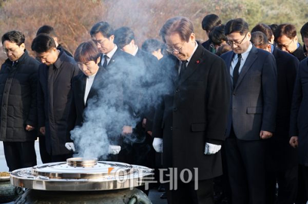 ▲이재명 더불어민주당 대표가 새해 첫 날인 1일 서울 동작구 국립현충원에서 참배하고 있다. 고이란 기자 photoeran@