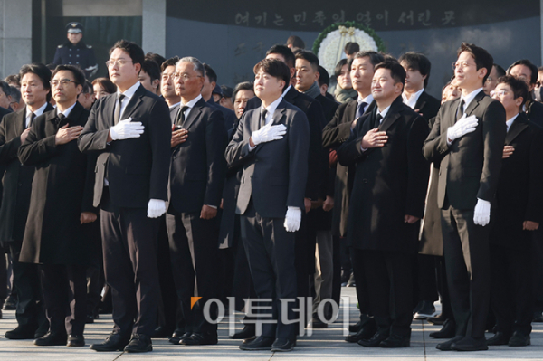 ▲이준석 국민의힘 전 대표가 새해 첫 날인 1일 서울 동작구 국립현충원에서 참배를 하고 있다. 고이란 기자 photoeran@