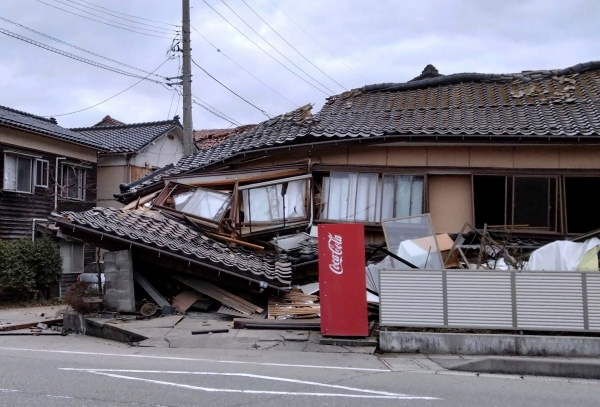 ▲1일 일본 이시카와현 와지마에서 지진으로 가옥이 파손됐다. (교도통신/AP/뉴시스)
