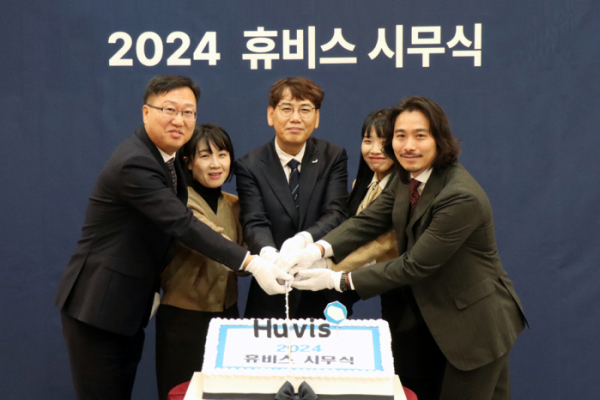 ▲김석현 휴비스 대표(가운데)와 임직원이 새해 기념 케이크를 자르고 있다. (사진제공=휴비스)