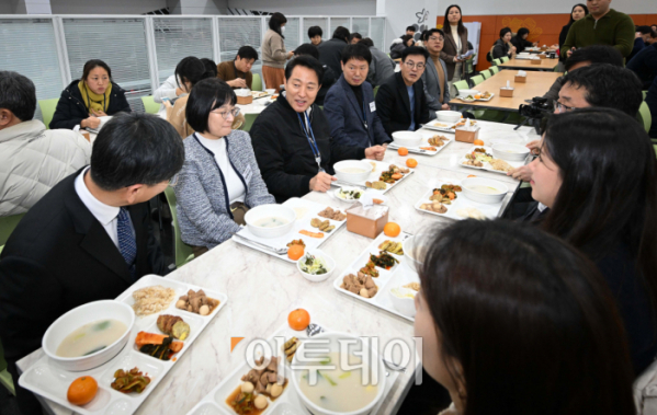 ▲오세훈 서울시장이 2일 서울시청에서 열린 신년 직원격려 구내식당 떡국 행사에서 우수창의제안 수상 공무원들과 함께 식사를 하고 있다. 조현호 기자 hyunho@