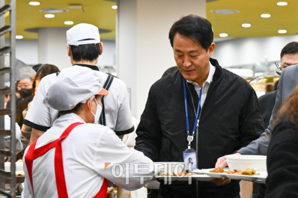 ▲오세훈 서울시장이 2일 서울시청에서 열린 신년 직원격려 구내식당 떡국 행사에서 배식을 받고 있다. 조현호 기자 hyunho@