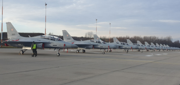 ▲한국항공우주산업이 납품한 FA-50GF 12대가 폴란드 민스크 공군기지 주기장에 일렬로 세워져 있다. (사진제공=한국항공우주산업)